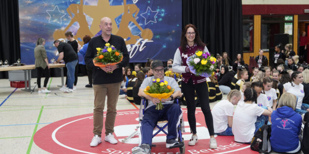 Wurden bei der Cheermeisterschaft in Bensheim für ihre Verdienste geehrt. Die drei scheidenden Macher der Bürstadt Redskins (v.l.n.r.) Harry Frommeld, Niko Thiel und Anna Messina übergeben nach fünf Jahren das Ruder. Foto: oh